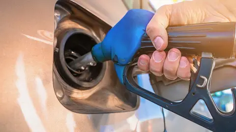 Manguera de gasolina en una gasolinera - Freepik