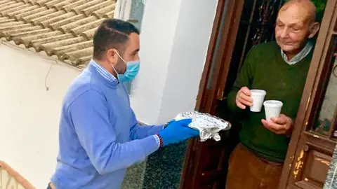 Jos&eacute; Carlos S&aacute;nchez reparte bu&ntilde;uelos y chocolate a los mayores en Algar