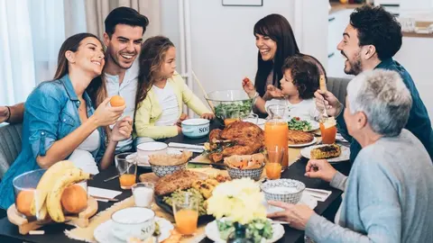 Familia en comida de Navidad