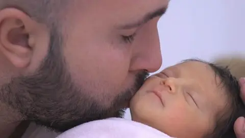 Kiko Rivera besa a su hija Ana reci&eacute;n nacida | Instagram