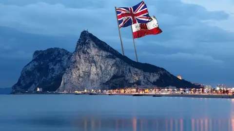 Pe&ntilde;&oacute;n de Gibraltar con banderas simuladas de Reino Unido y Gibraltar