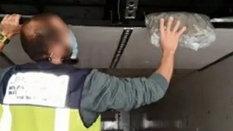 26/12/2020 Operaci&oacute;n contra el tr&aacute;fico de drogas en camiones con doble fondo.

Agentes de la Polic&iacute;a Nacional han desarticulado una organizaci&oacute;n, asentada en las provincias de M&aacute;laga y Granada, que supuestamente se dedicar&iacute;a al acopio de importantes cantidades de hach&iacute;s y marihuana, que posteriormente hac&iacute;an llegar a Italia a trav&eacute;s de camiones con doble fondo.

SOCIEDAD ANDALUC&Iacute;A ESPA&Ntilde;A EUROPA M&Aacute;LAGA
CNP