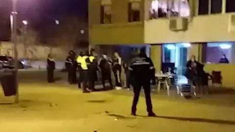 Agentes de la Polic&iacute;a Local desalojando fiestas en Sevilla