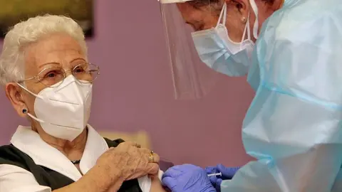 Araceli, primera persona en recibir la vacuna del Covid-19 en Espa&ntilde;a