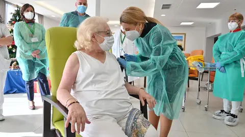 Pilar, primera persona en vacunarse contra el Covid-19 en Andaluc&iacute;a