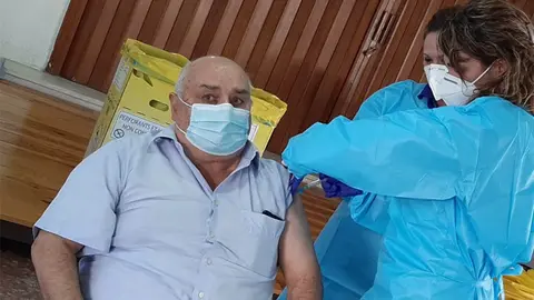Esteban, primera persona en vacunarse contra el Covid-19 en la provincia de C&aacute;diz