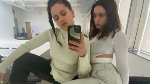 Rosal&iacute;a y su hermana Pili