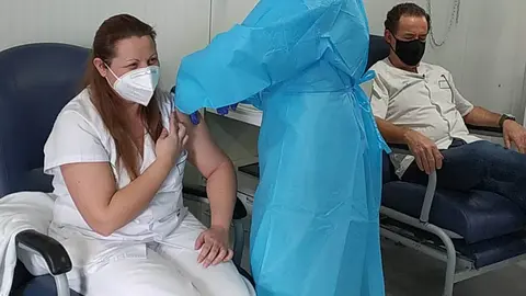 Silvia y Salvador, primeros sanitarios en vacunarse contra el Covid-19 en la provincia de C&aacute;diz
