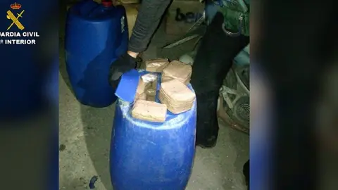 28/12/2020 M&aacute;laga.- Sucesos.- Detienen a ocho personas e intervienen m&aacute;s de 1.500 kilogramos de hach&iacute;s en las costas de Nerja.

La Guardia Civil de M&aacute;laga y Granada con apoyo de OCON-Sur en un  dispositivo realizado en las costas de la localidad malague&ntilde;a de Nerja ha conseguido abortar un alijo de droga y detener a ocho personas, incaut&aacute;ndose de 1.535 kilogramos de hach&iacute;s.

SOCIEDAD ANDALUC&Iacute;A ESPA&Ntilde;A EUROPA M&Aacute;LAGA
GC