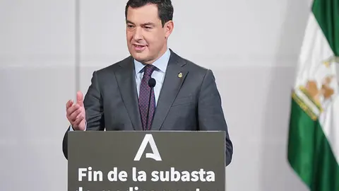 Juanma Moreno anuncia el fin de la subasta de medicamentos