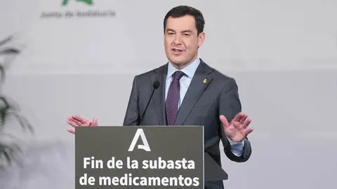 Juanma Moreno anuncia el fin de la subasta de medicamentos