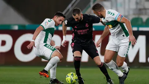 Benzema trata de marcharse de dos rivales