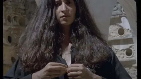 Alba Flores en el videoclip de 'Tango De La V&iacute;a L&aacute;ctea'