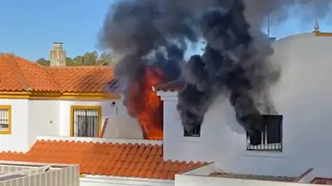 Vivienda en llamas en Estella del Marqu&eacute;s, Jerez de la Frontera | EL MIRA