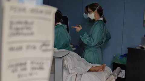 Personal sanitario visita a un paciente ingresado en la Unidad de Cuidados Intensivos | David Zorrakino - Europa Press