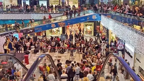 03/01/2021 Evento desalojado en el parque comercial La Ca&Atilde;&plusmn;ada de Marbella.

Agentes de la Polic&Atilde;&shy;a Nacional, junto a Polic&Atilde;&shy;a Local, desalojaron un evento que tuvo lugar el pasado s&Atilde;&iexcl;bado en el parque comercial La Ca&Atilde;&plusmn;ada, situado en la localidad malague&Atilde;&plusmn;a de Marbella, debido a la gran afluencia de personas que gener&Atilde;&sup3; la presencia de diversos personajes famosos del mundo de la televisi&Atilde;&sup3;n en un acto navide&Atilde;&plusmn;o, en el que se incumpl&Atilde;&shy;a el aforo permitido y la distancia de seguridad interpersonal.

SOCIEDAD ANDALUC&Atilde;A ESPA&Atilde;&lsquo;A EUROPA M&Atilde;LAGA