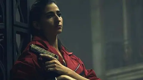 Alba Flores interpretando a Nairobi