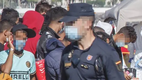 Polic&iacute;a nacional en el muelle de Arguineguin donde fueron atendidos los inmigrantes que llegaban a las Islas Canarias | Europa Press