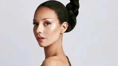 Ester Exp&oacute;sito en la portada de Bello Mag