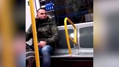 Individuo buscado por la Polic&iacute;a por sus insultos racistas.