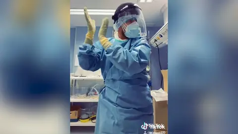 Sanitario de C&aacute;diz bajo los 'efectos' de la vacuna.