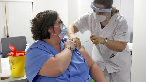 Una mujer recibiendo la vacuna ante el Covid-19 en Andaluc&iacute;a 