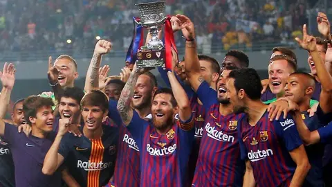 Lionel Messi levanta la Supercopa de Espa&ntilde;a con el FC Barcelona
