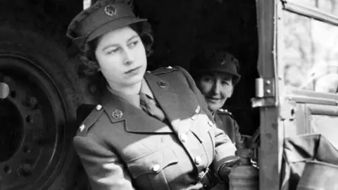 La Reina Isabel II en una ambulancia durante su servicio de guerra en el Servicio Territorial Auxiliar en abril de 1945 | Popperfoto