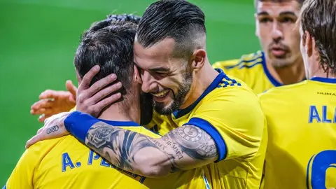 &Aacute;lvaro Negreso abraza a Alberto Perea