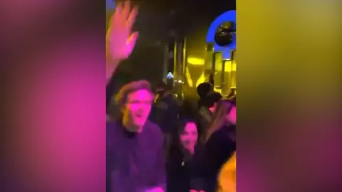 Fiesta sin medidas de precauci&oacute;n en el Teatro Barcel&oacute; de Madrid.