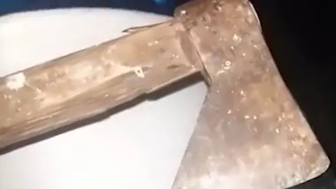 Amenazan con un hacha y lo suben a Instagram.