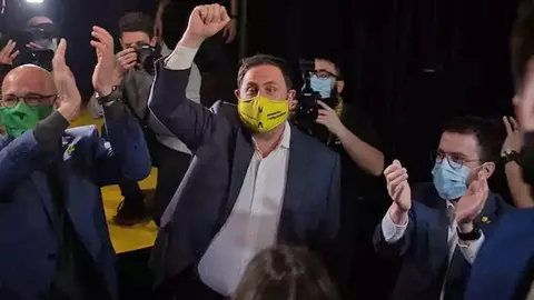 El l&iacute;der de ERC, Oriol Junqueras, en un acto de campa&ntilde;a de ERC junto al exconseller Ra&uuml;l Romeva y el candidato de ERC a la Presidencia, Pere Aragon&egrave;s