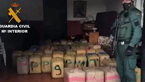 01/02/2021 Un agente de la Guardia Civil custodia los kilogramos incautados en la operaci&oacute;n Impasible desarrollada en M&aacute;laga y C&aacute;diz.

La Guardia Civil, en el marco de la denominada Operaci&oacute;n 'Impasible', ha desmantelado una organizaci&oacute;n criminal que introduc&iacute;a y distribu&iacute;a grandes cantidades de hach&iacute;s por las costas de M&aacute;laga y C&aacute;diz y ha detenido a sus 36 componentes. Adem&aacute;s se han incautado 3.150 kilogramos de hach&iacute;s, una embarcaci&oacute;n y once veh&iacute;culos, seis de ellos sustra&iacute;dos, as&iacute; como sistemas de telecomunicaciones de &uacute;ltima generaci&oacute;n.

SOCIEDAD ESPA&Ntilde;A EUROPA ANDALUC&Iacute;A
GUARDIA CIVIL