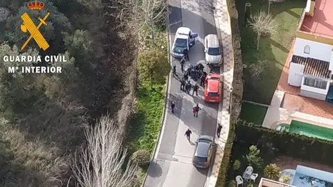Momento de la detenci&oacute;n del var&oacute;n que ha apu&ntilde;alado a una mujer en Granada