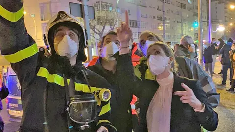 Ana Mestre junto a Bomberos se interesa de la situaci&oacute;n en el incendio en el Hospital de C&aacute;diz
