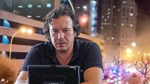 Jos&eacute; Mar&iacute;a Gonz&aacute;lez "Kichi" y de fondo el incendio en la sexta planta en el Hospital de C&aacute;diz