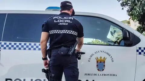 Un agente de la Polic&iacute;a Local | Archivo