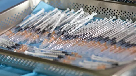 Vacunas listas para poner en la zona habilitada en el estadio Colombino de Huelva | A P&eacute;rez - EuropapRess