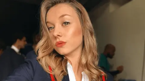 Ester Exp&oacute;sito en &Eacute;lite