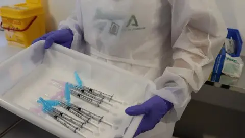 La vacunaci&oacute;n en Andaluc&iacute;a avanza a gran ritmo