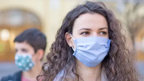 Persona con mascarilla en Andaluc&iacute;a