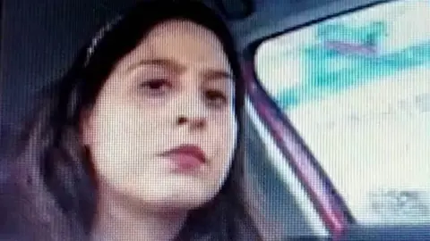 Concejal del PSOE de Medina Sidonia, Marina Ortega, asistiendo a un pleno mientras conduce