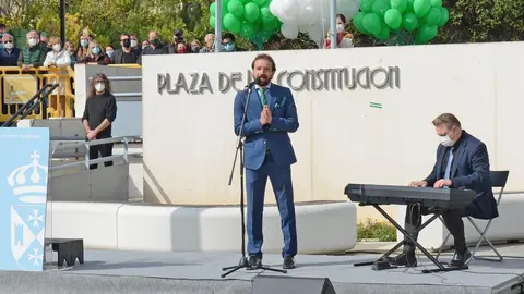 &Aacute;lex Ortiz canta en Tomares el himno de Andaluc&iacute;a en el acto por el 28F