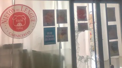 Escaparate de la Carnicer&iacute;a v&iacute;ctima del robo en El Puerto de Santa Mar&iacute;a