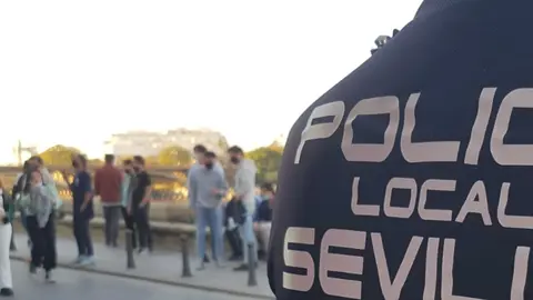 Polic&iacute;a Local Sevilla bar Calle Betis