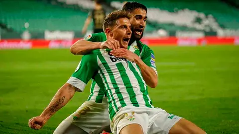 Joaqu&iacute;n y Fekir celebrando un gol con el Real Betis