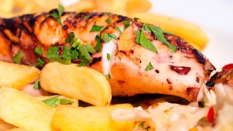 Calamares rellenos con patatas fritas