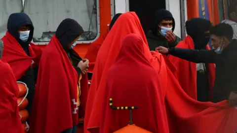 Inmigrantes llegando a Espa&ntilde;a en patera