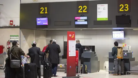 Viajeros en el Aeropuerto de Sevilla