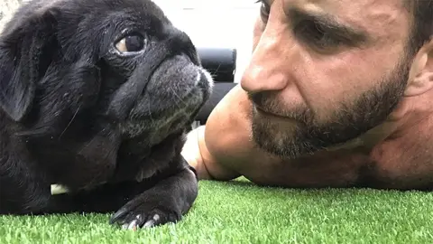 Dani Rovira junto a su perro